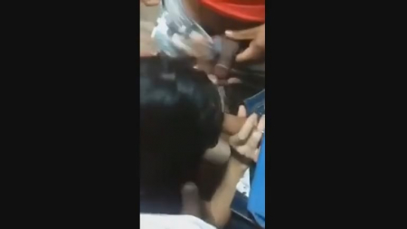 Латинка цедит три хуя в туалете клубешника