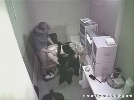 Охранник отъебал знакомую в каморке
